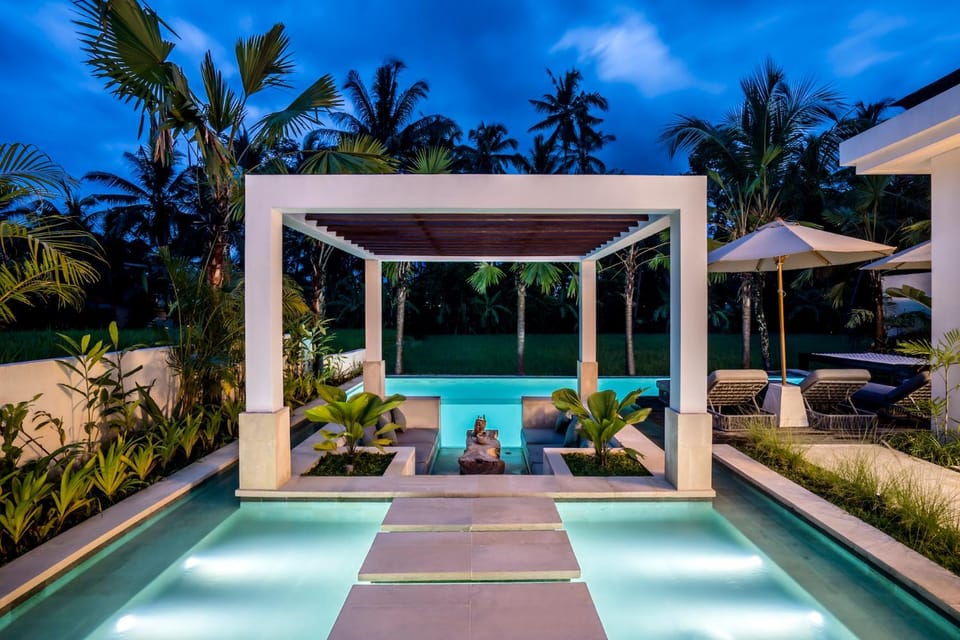 Seating area, Garden view, Pool view, Swimming pool, sunbed