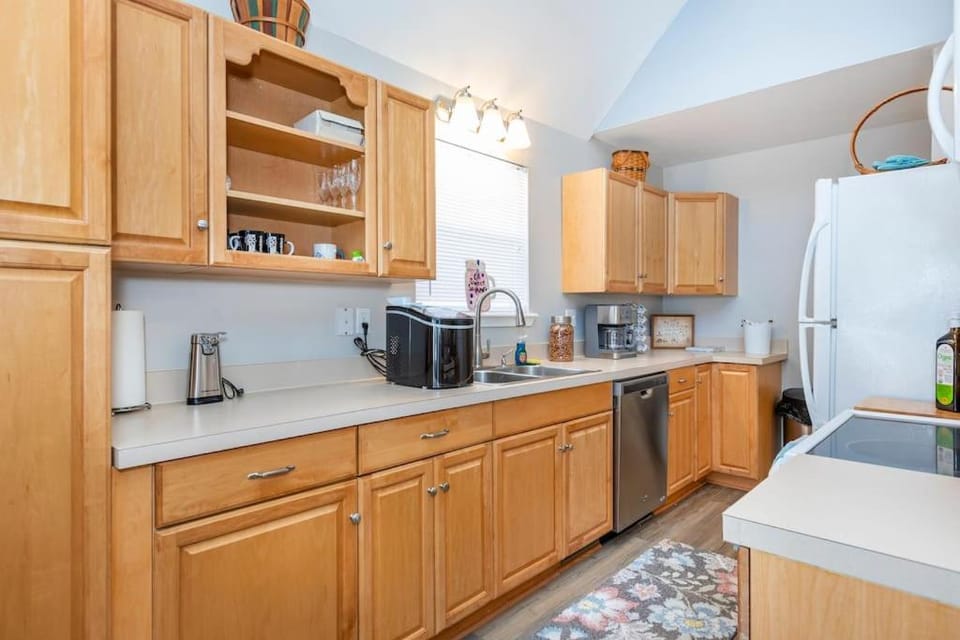 Coffee/tea facilities, Kitchen or kitchenette, dishwasher, minibar, pet friendly, stove, toaster
