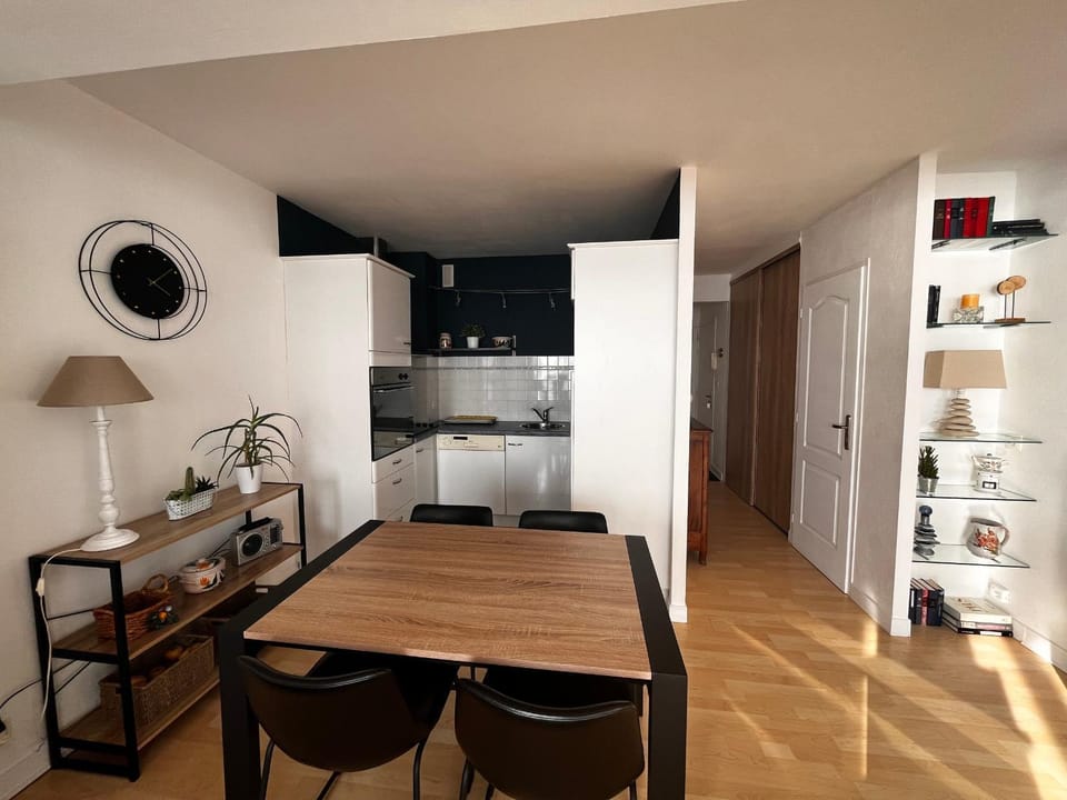 Studio spacieux face mer avec balcon et garage, proche plage et commerces aux Sables-d'Olonne Apartment in Les Sables-d'Olonne