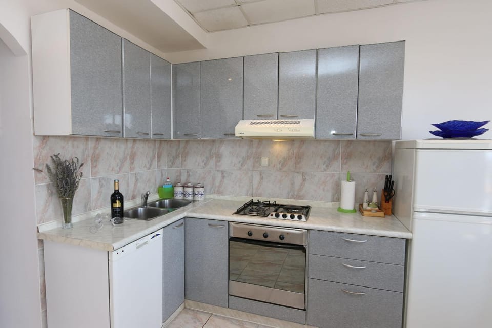 Kitchen or kitchenette, Dining area, dishwasher, pet friendly, stove