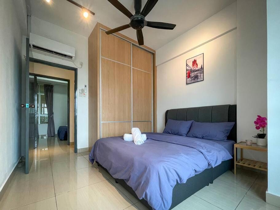 Bed, Photo of the whole room, Bedroom, fireplace, towels, wardrobe, air conditioner