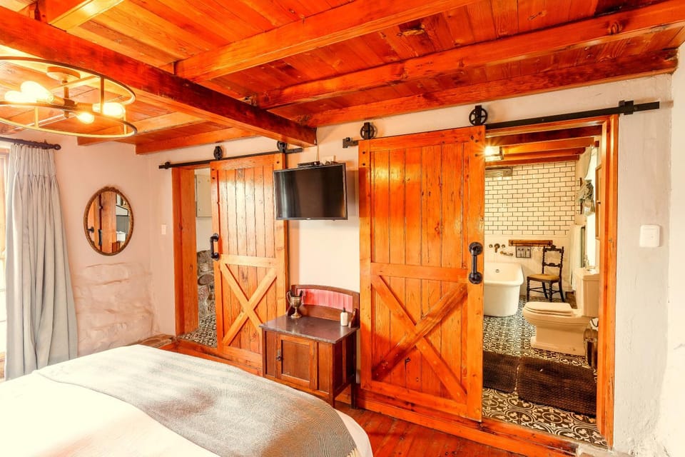 Bed, TV and multimedia, Bedroom
