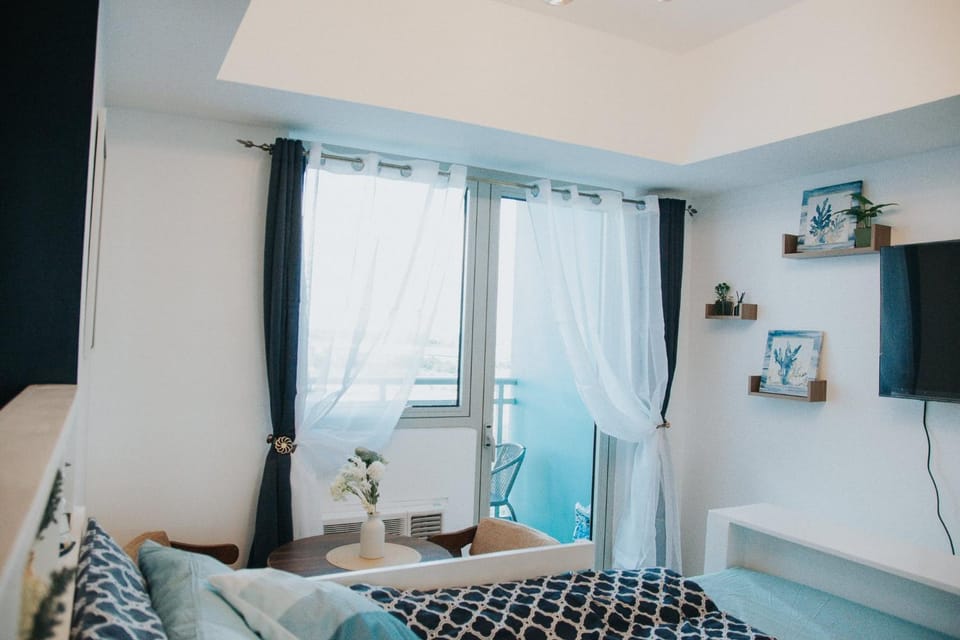 Bed, Living room, Seating area, Bedroom