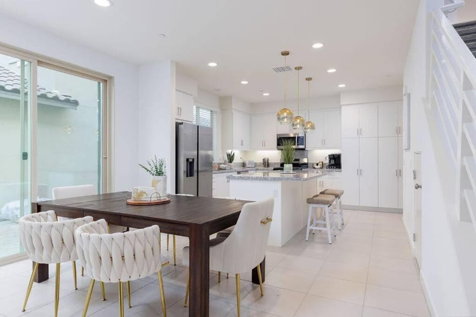 Kitchen or kitchenette, Dining area, minibar, stove