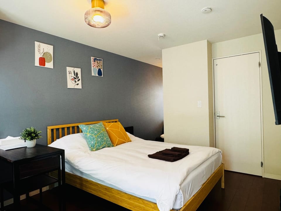 Photo of the whole room, Bedroom