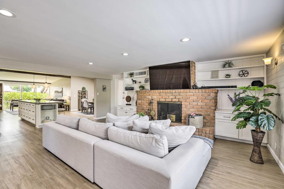 7 Mi to Downtown Phoenix: Home w/ Pool & Foosball! House in Phoenix