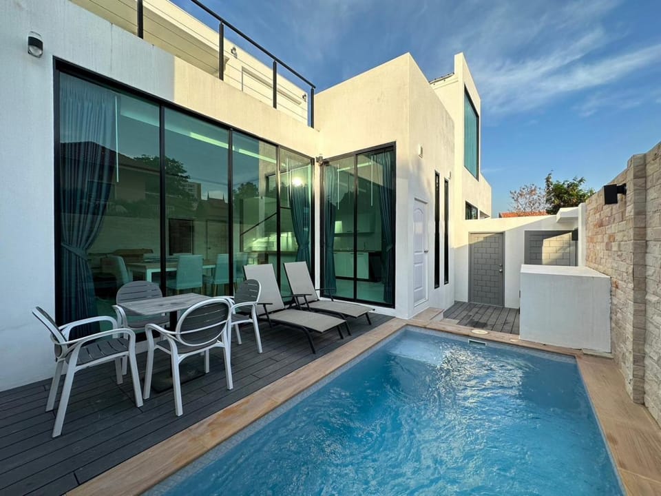 Balcony/Terrace, Dining area, Swimming pool, sunbed