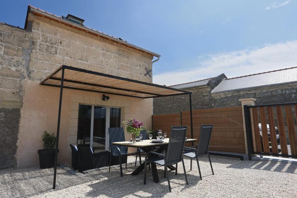 Property building, Garden, Dining area, Parking