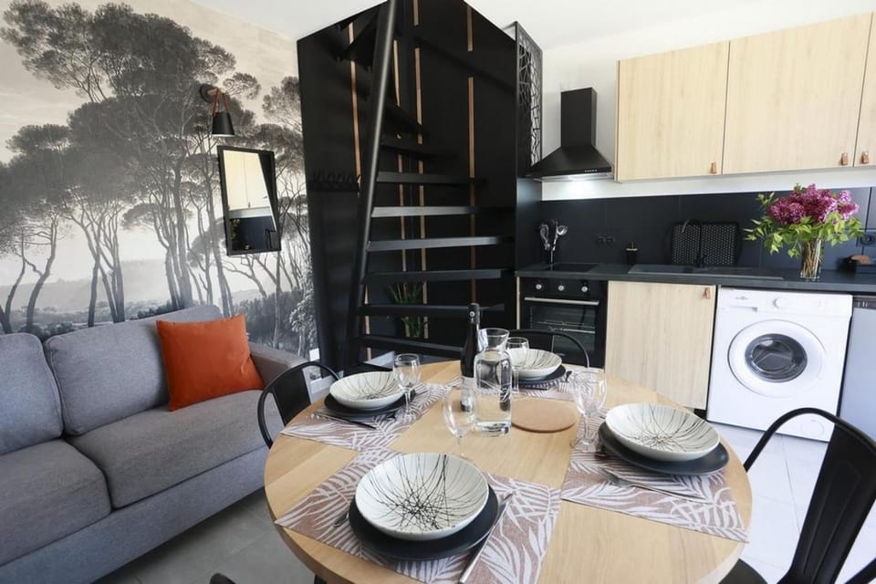 Kitchen or kitchenette, Seating area, Dining area, minibar, pet friendly, stove