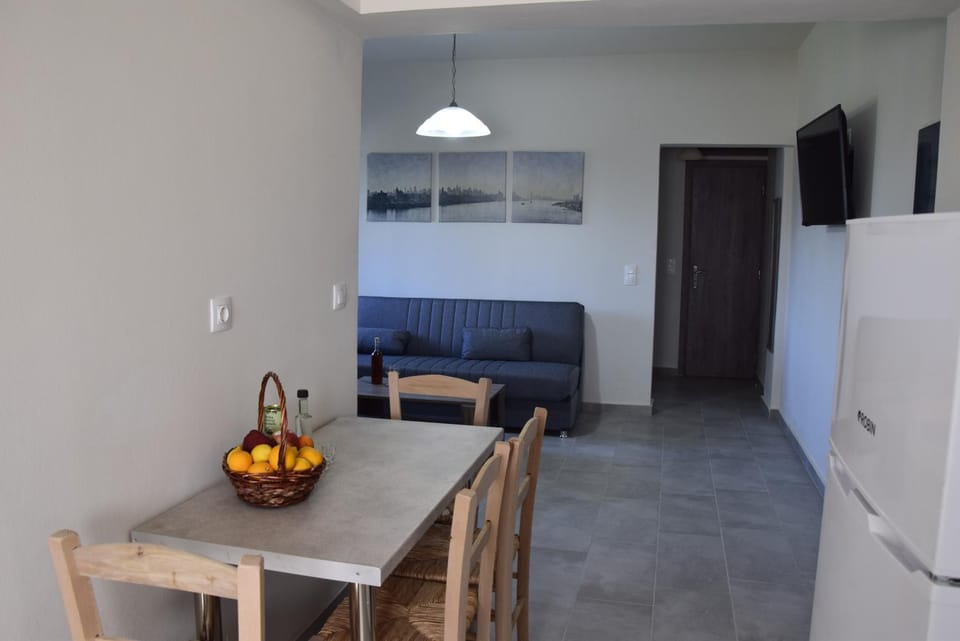 Kitchen or kitchenette, Living room, Seating area, Dining area