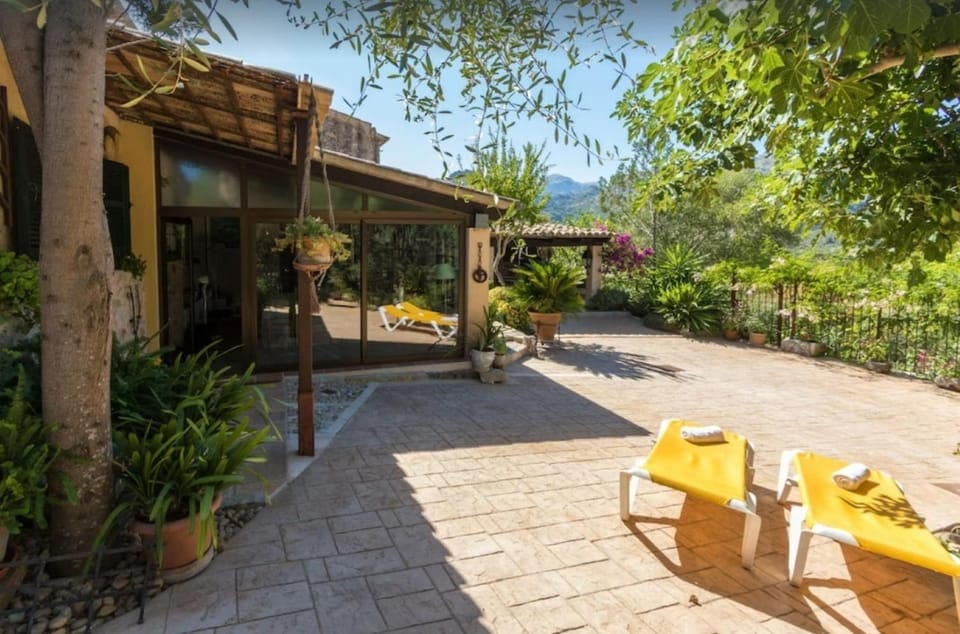 Property building, Balcony/Terrace, Living room