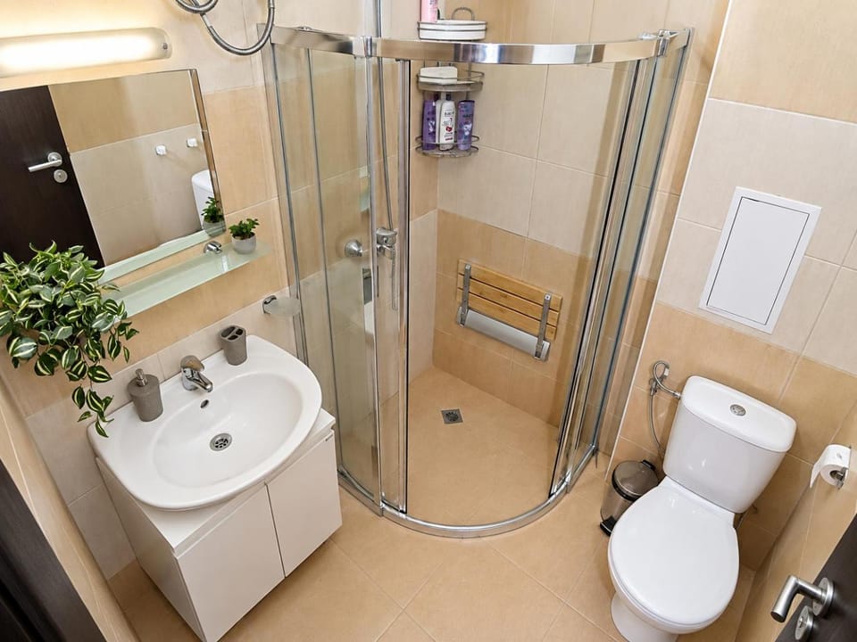 Shower, Toilet, Bathroom, towels