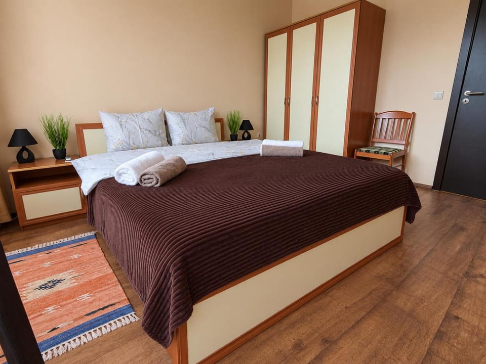 Bed, Bedroom, towels, wardrobe
