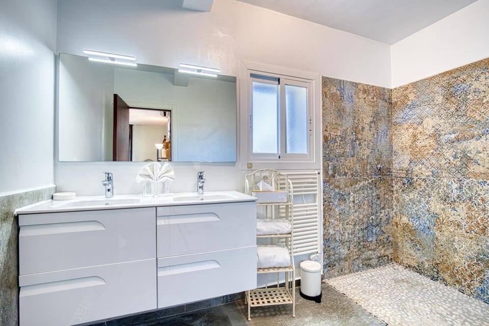 Shower, Bathroom, towels