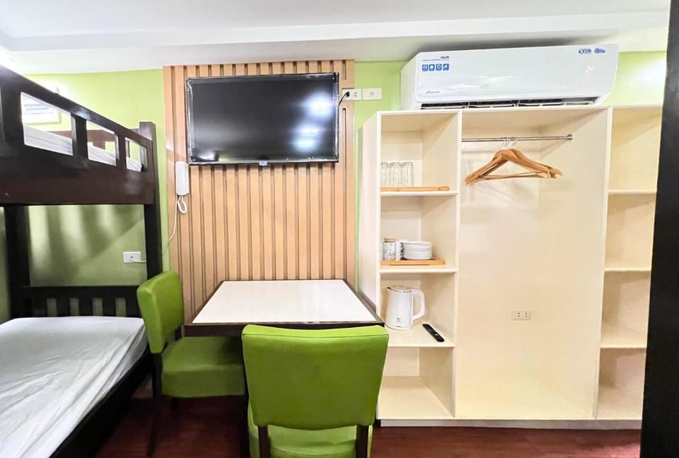 Bed, TV and multimedia, Photo of the whole room, Bedroom, bunk bed, air conditioner