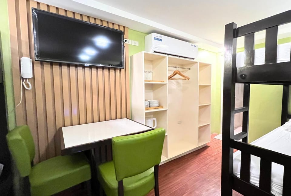 Bed, TV and multimedia, Photo of the whole room, Seating area, Bedroom, bunk bed, air conditioner
