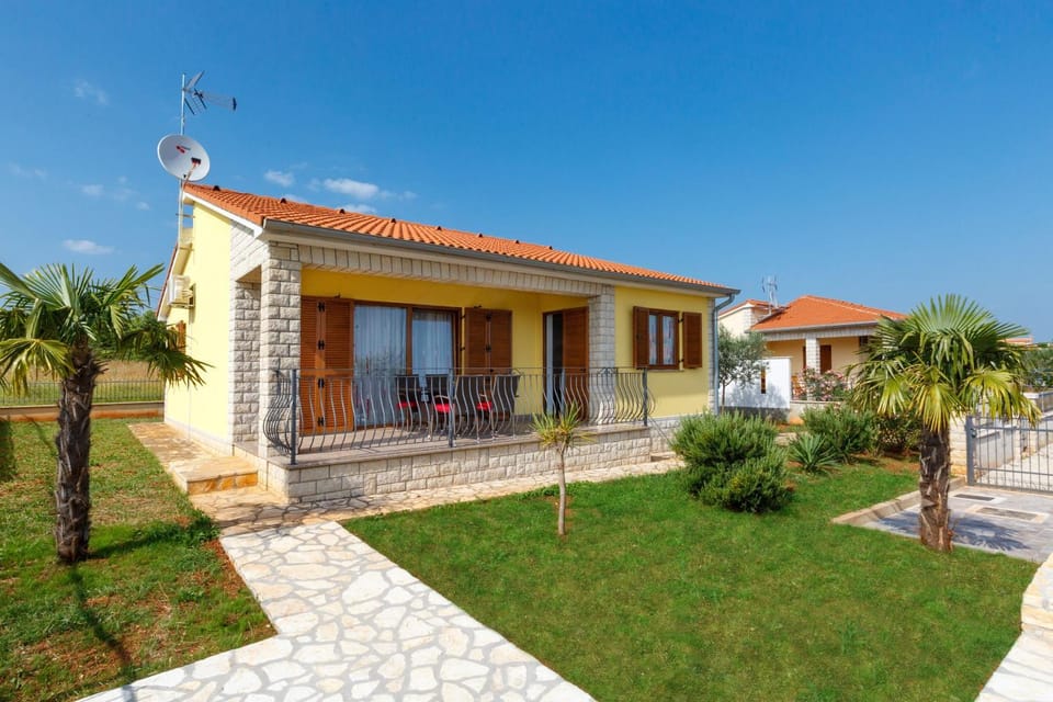Property building, Day, Garden, Garden, Garden view