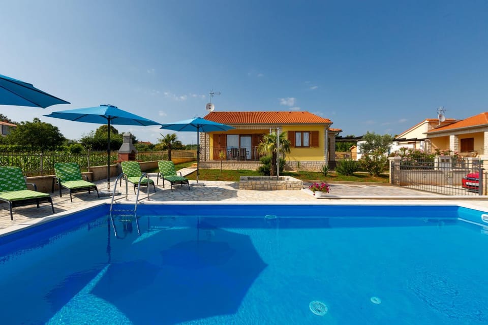 Property building, Patio, Day, Pool view, Swimming pool, Swimming pool, sunbed