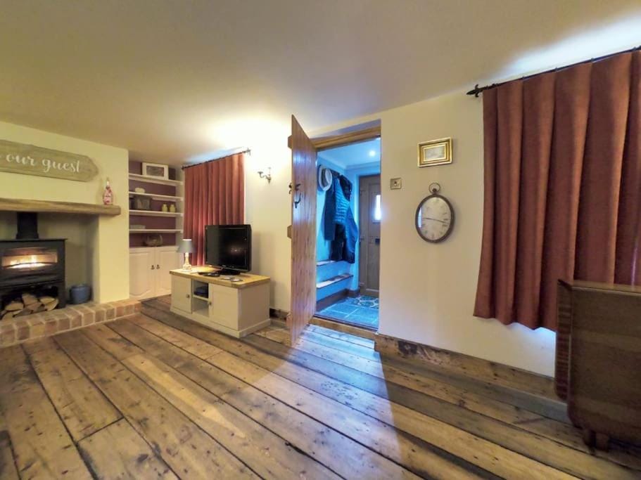 TV and multimedia, Seating area, flat iron