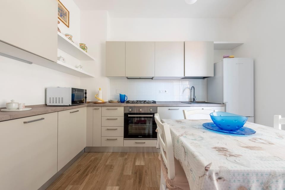 Kitchen or kitchenette, Dining area, minibar, pet friendly, stove