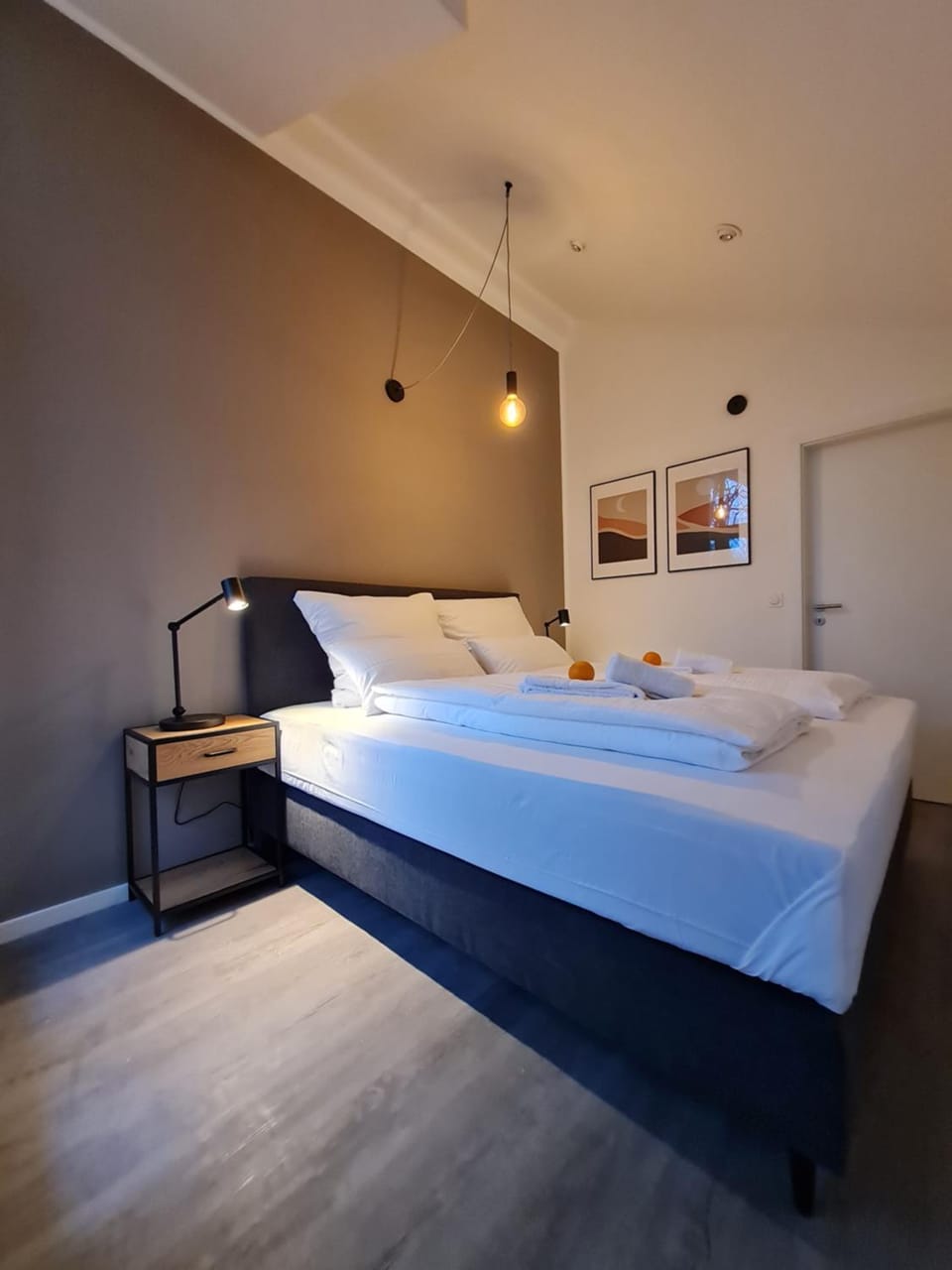 Bed, Bedroom, towels