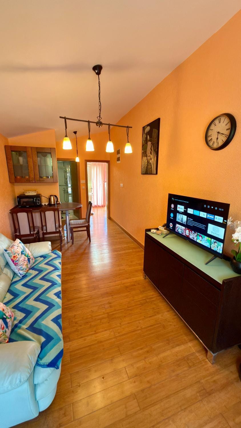 TV and multimedia, Kitchen or kitchenette, Living room, Seating area, kitchen