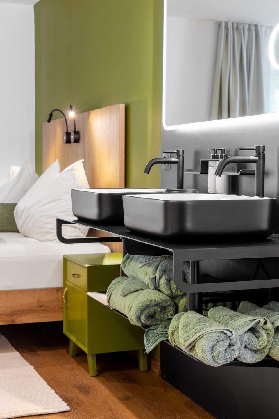 Bed, Bathroom, Photo of the whole room, Bedroom, towels