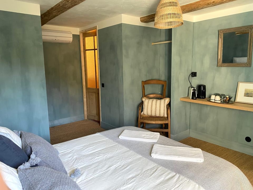 Bed, Coffee/tea facilities, Photo of the whole room, Bedroom, towels