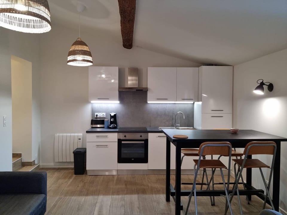 Dining area, pet friendly, stove, toaster