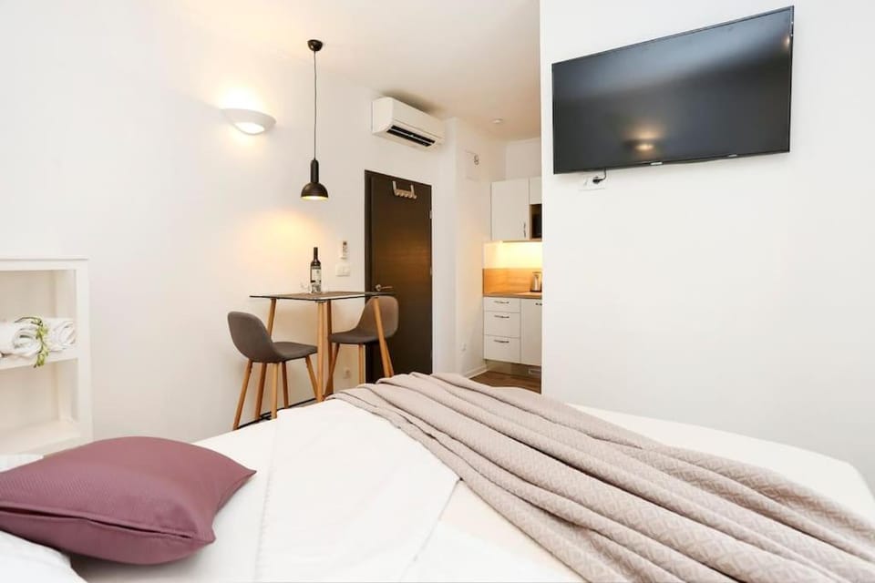 Bed, TV and multimedia, Photo of the whole room, Seating area