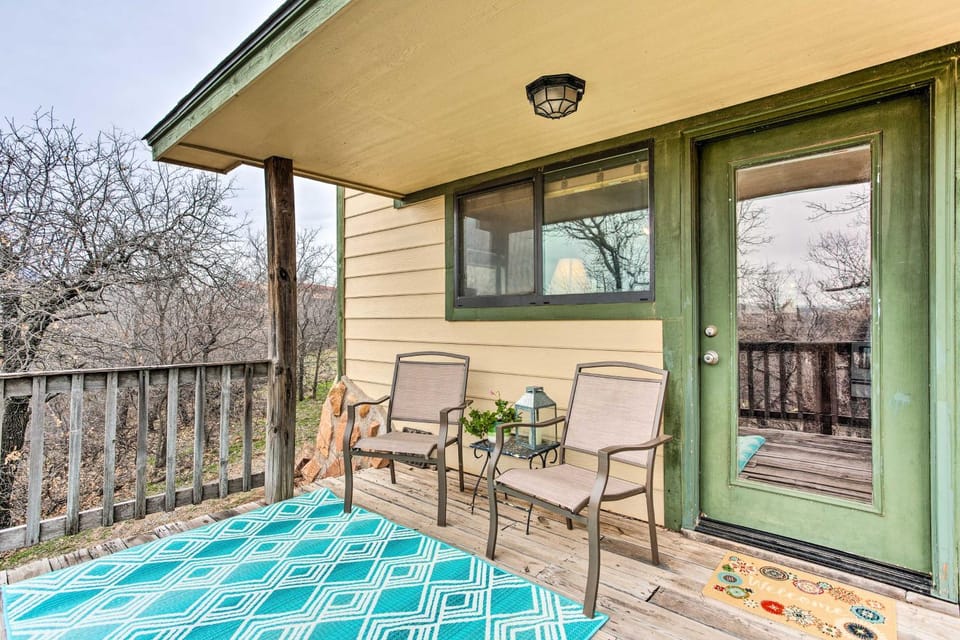 Medicine Park Cabin Rental w/ Mountain View Cabin in Medicine Park