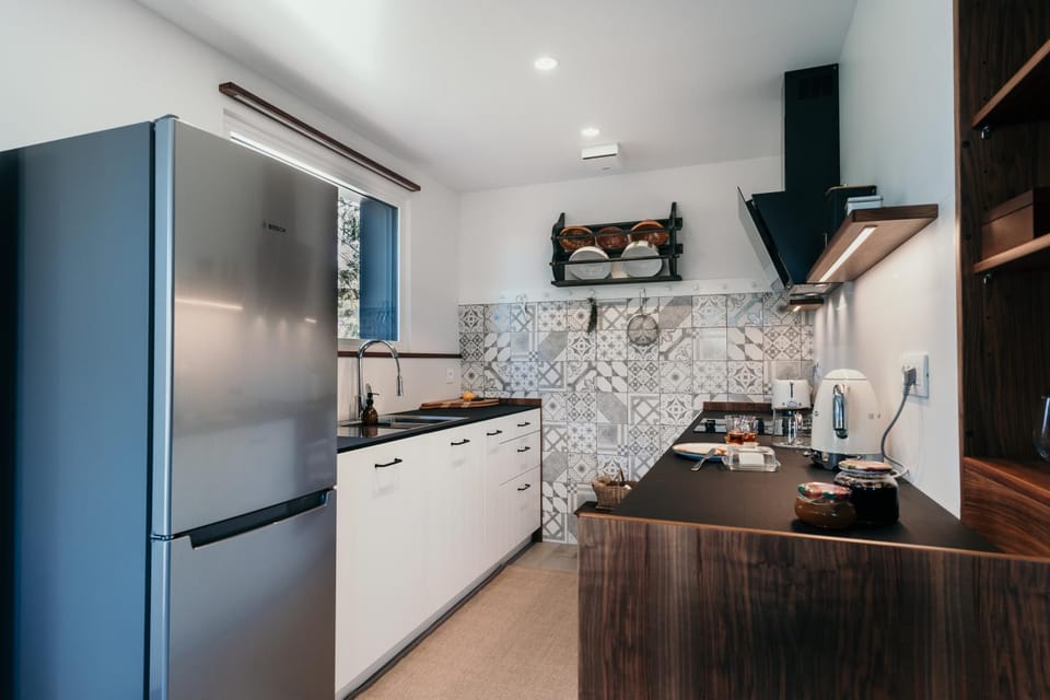 Coffee/tea facilities, Kitchen or kitchenette, stove