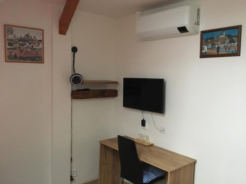 Hrusická restaurace a penzion s klimatizací a parkovištěm pro motorky a kola Bed and Breakfast in Czechia