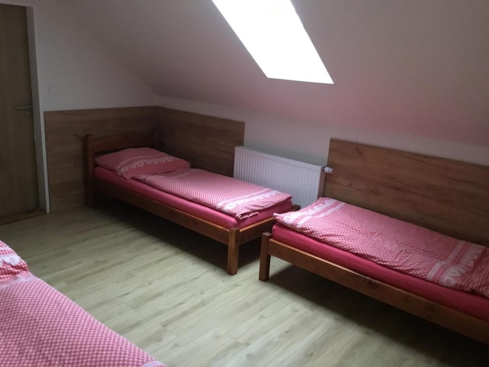 Hrusická restaurace a penzion s klimatizací a parkovištěm pro motorky a kola Bed and Breakfast in Czechia