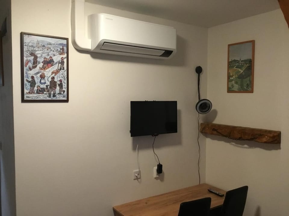 Hrusická restaurace a penzion s klimatizací a parkovištěm pro motorky a kola Bed and Breakfast in Czechia