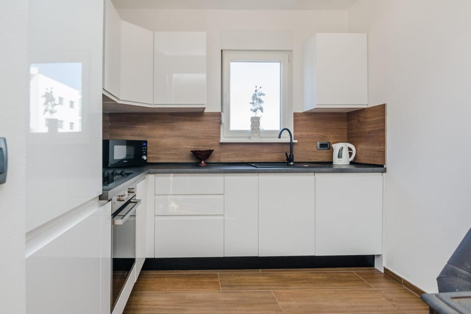 Kitchen or kitchenette, minibar