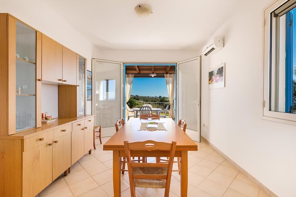 View (from property/room), Kitchen or kitchenette, Dining area, Sea view, kitchen, air conditioner