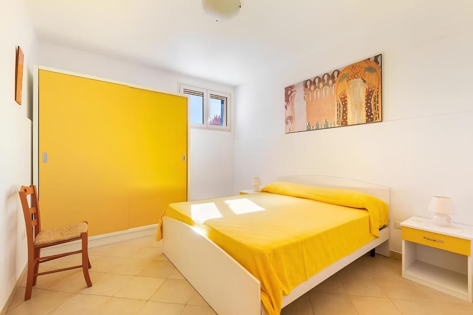 Bed, Photo of the whole room, towels, wardrobe