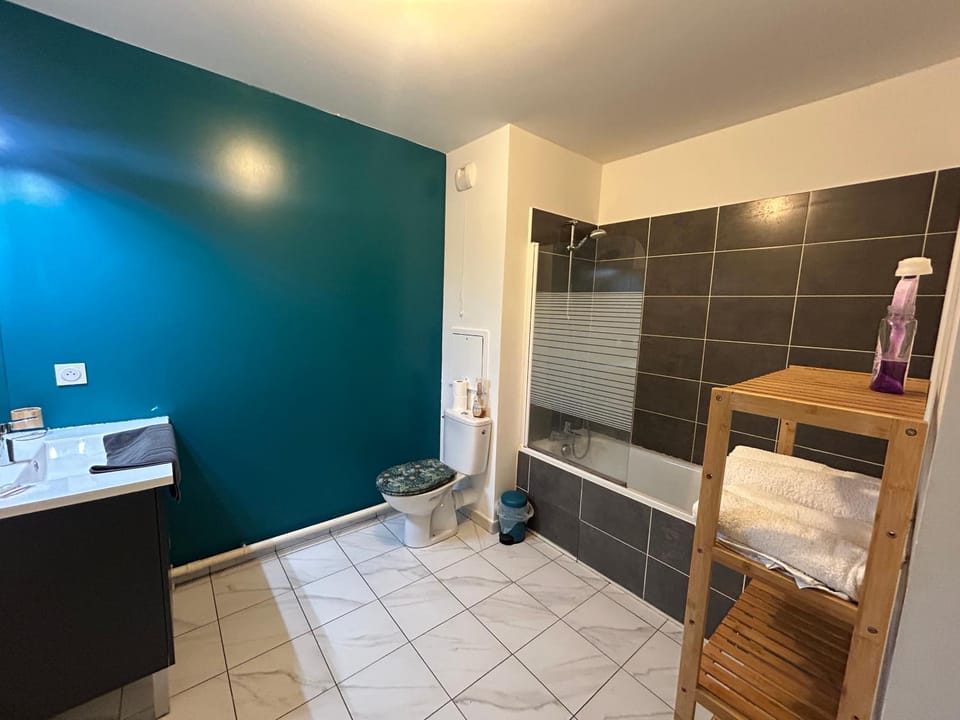 Studio Spacieux 4 Personnes avec Terrasse privée & Bureau - Gare à 4min, Paris en 30min Apartment in Noisy-le-Grand