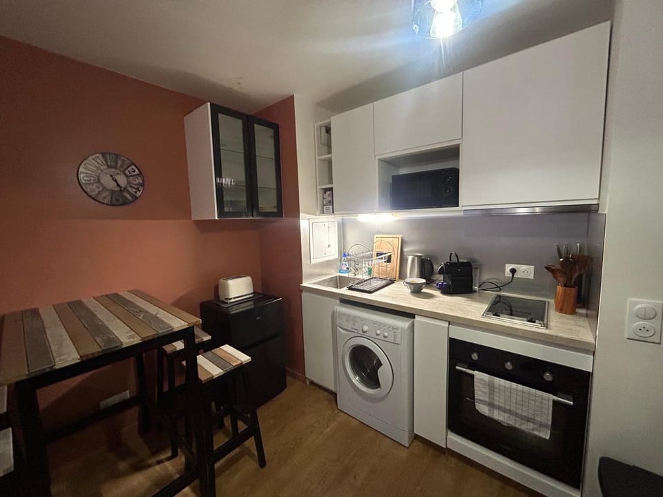 Studio Spacieux 4 Personnes avec Terrasse privée & Bureau - Gare à 4min, Paris en 30min Apartment in Noisy-le-Grand