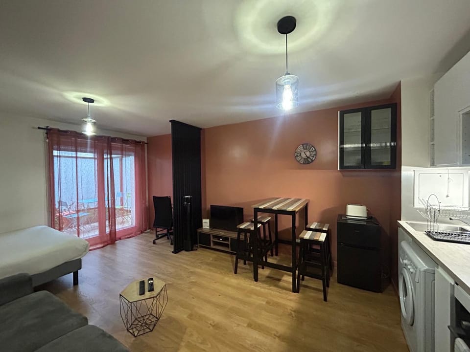 Studio Spacieux 4 Personnes avec Terrasse privée & Bureau - Gare à 4min, Paris en 30min Apartment in Noisy-le-Grand