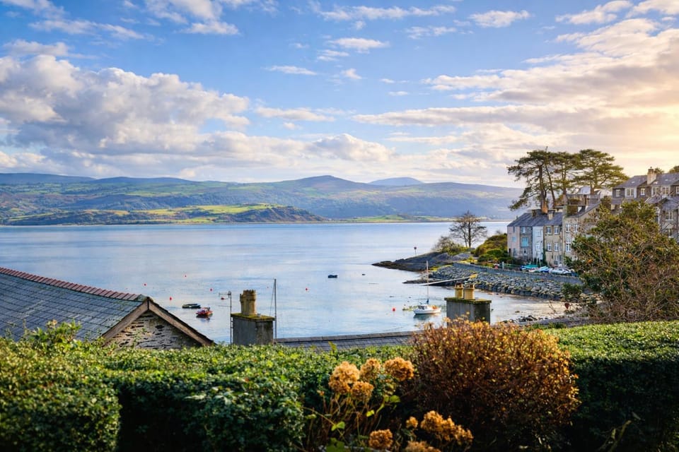 Tegfryn (Sleeps 8), 5*, Sea View, Borth y Gest House in Wales