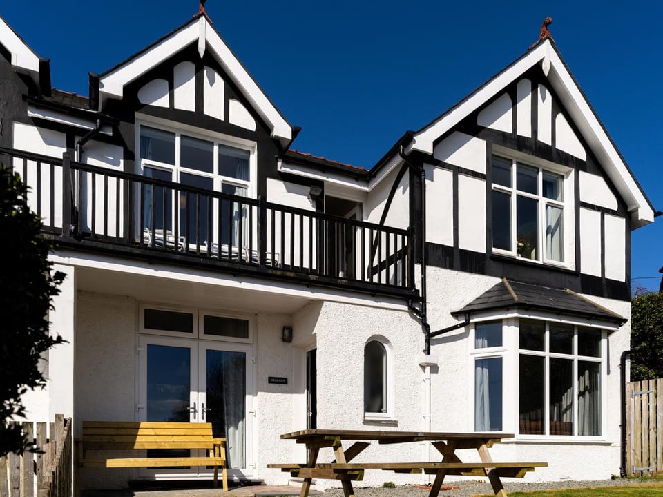 Property building, Patio, Day, Balcony/Terrace