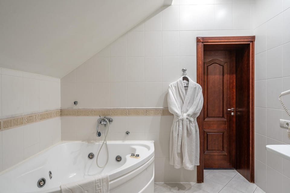 Toilet, Hot Tub, Bathroom, Bath, hair dryier, towels