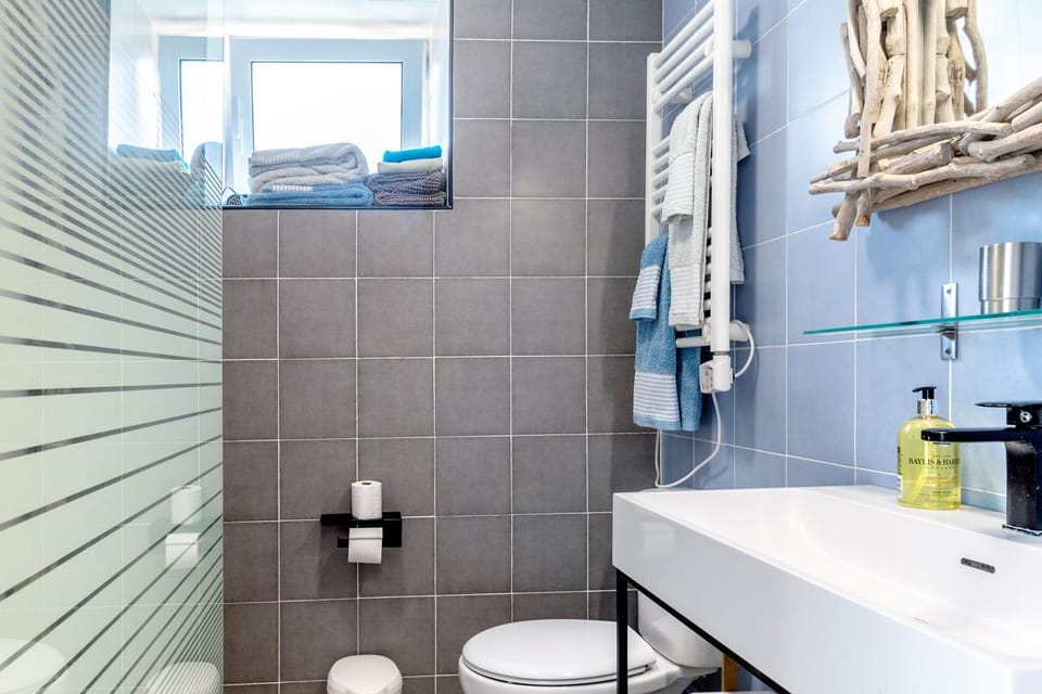 Bathroom, Living room