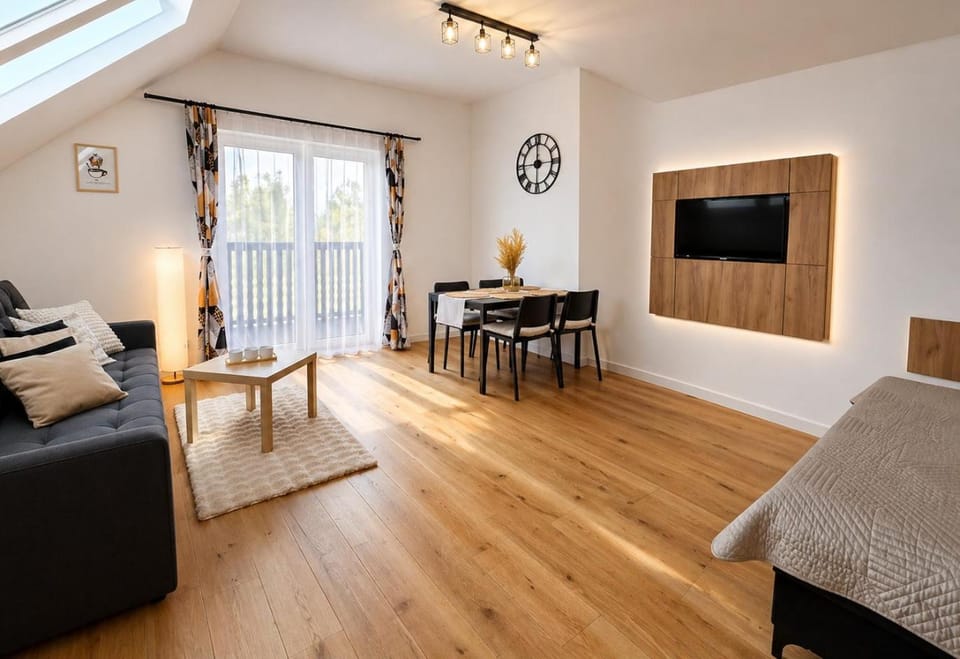 Communal lounge/ TV room, Bed, TV and multimedia, Living room, Photo of the whole room, Seating area, Dining area, Bedroom, Mountain view, River view