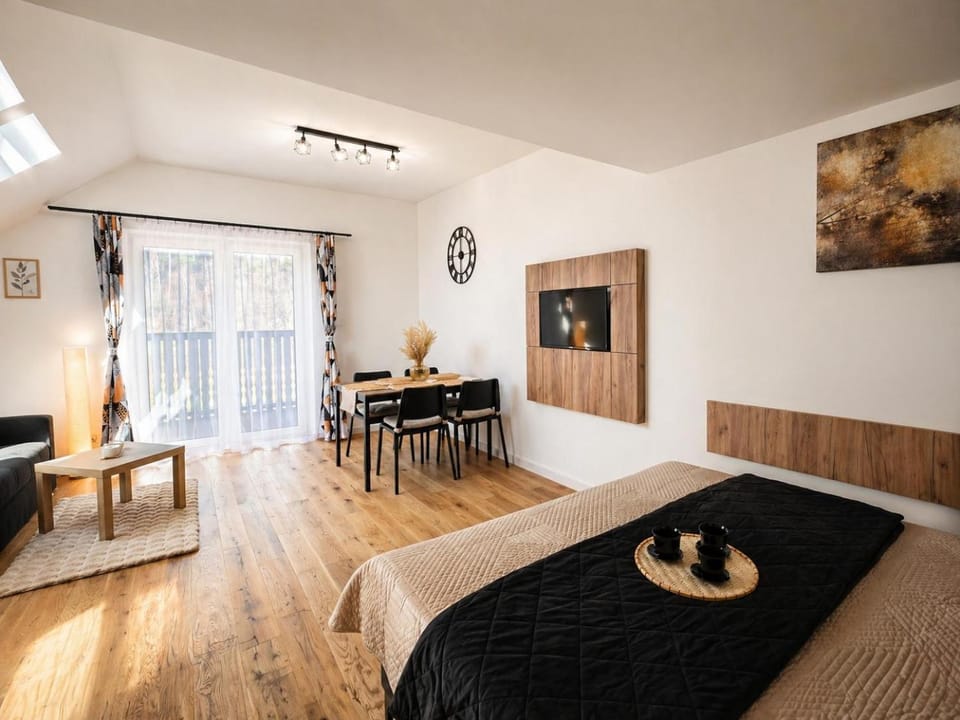 Communal lounge/ TV room, Bed, Balcony/Terrace, Living room, Seating area, Dining area, Bedroom, Mountain view, River view