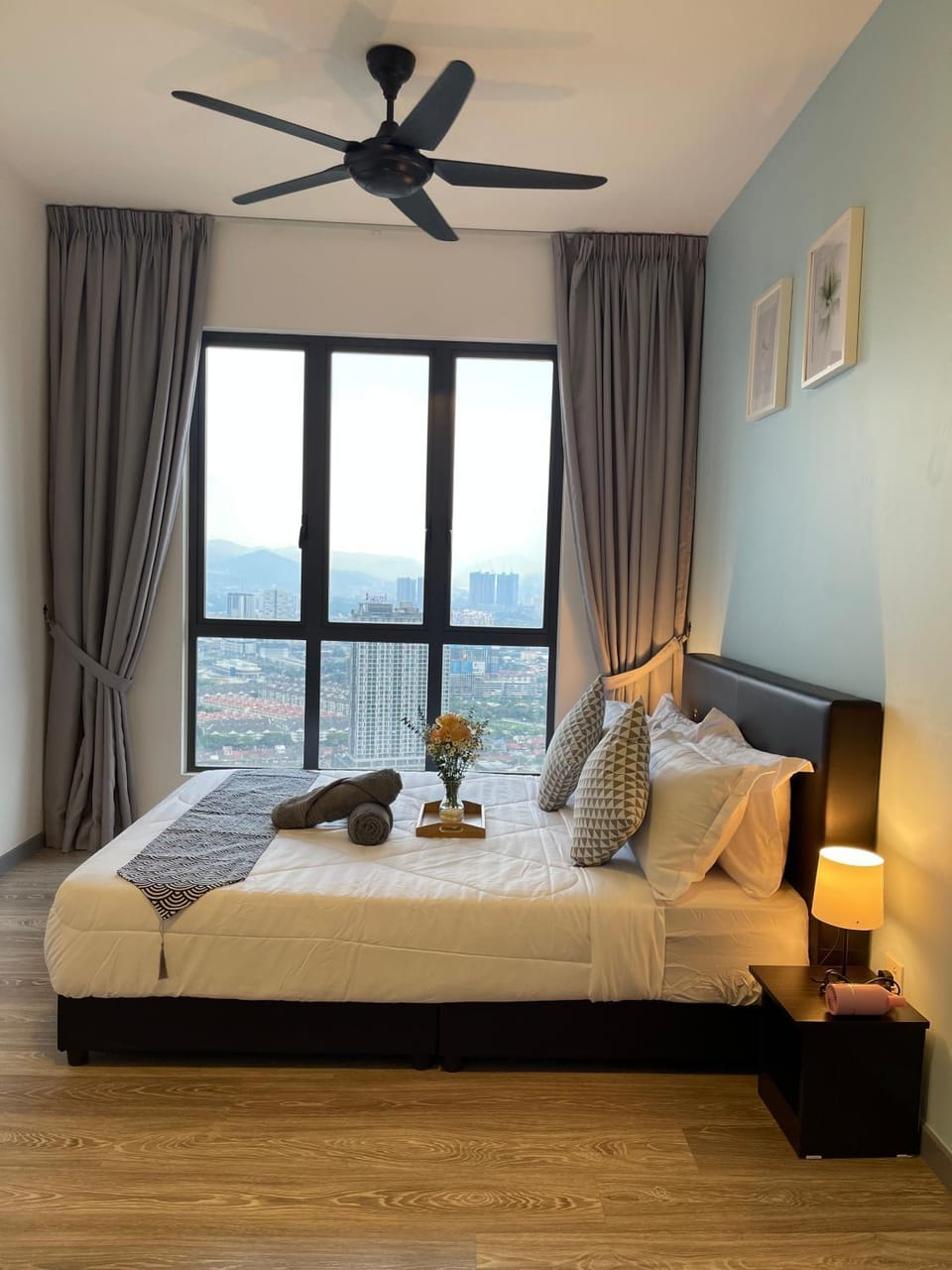 Bed, Photo of the whole room, Bedroom, fireplace