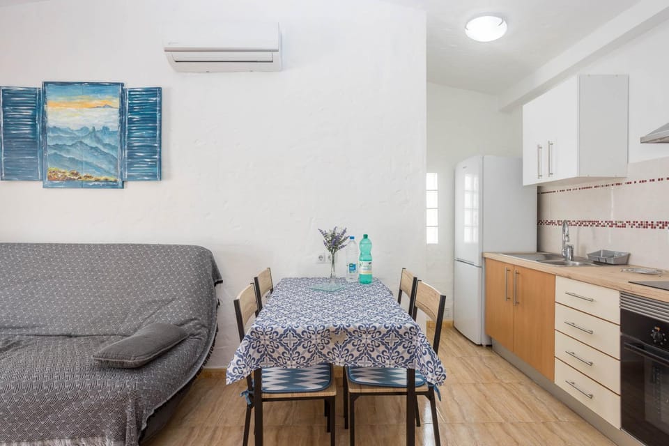 Kitchen or kitchenette, Living room, Seating area, Dining area, air conditioner