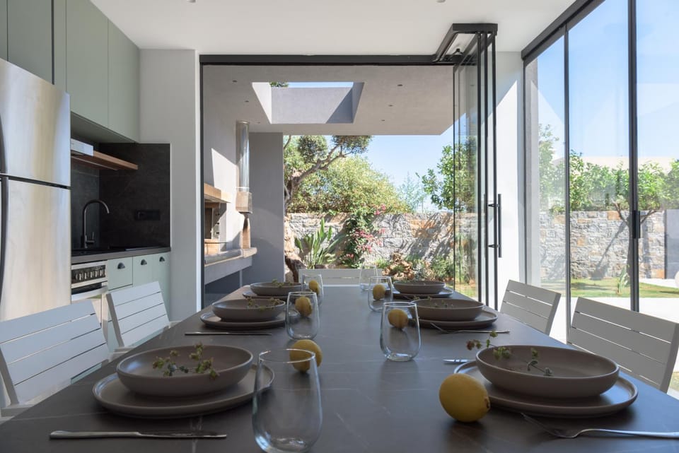 Kitchen or kitchenette, Seating area, Dining area